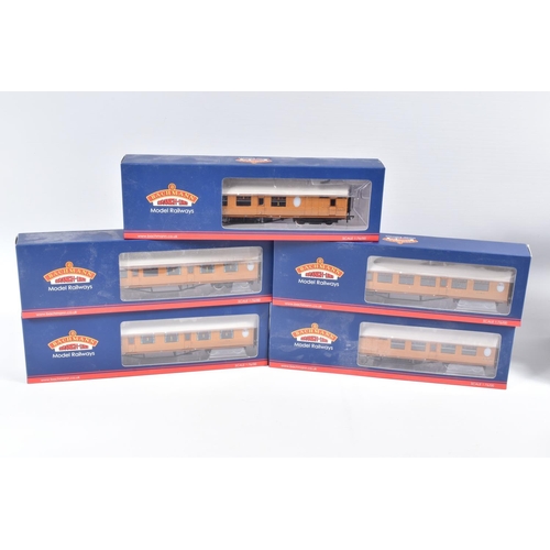 293 - FIVE BOXED OO GAUGE BACHMANN BRANCHLINE MODEL RAILWAY COACHES, to include a Thompson 3rd Class Corri... 