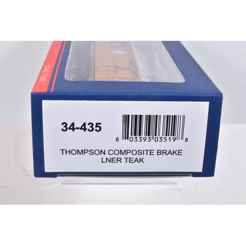 293 - FIVE BOXED OO GAUGE BACHMANN BRANCHLINE MODEL RAILWAY COACHES, to include a Thompson 3rd Class Corri... 