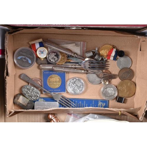 423 - A BOX OF 20TH /21ST CENTURY MILITARY INTEREST COMMEMORATIVE COINS AND MEDALLIONS,POSTCARDS, PAMPHLET... 