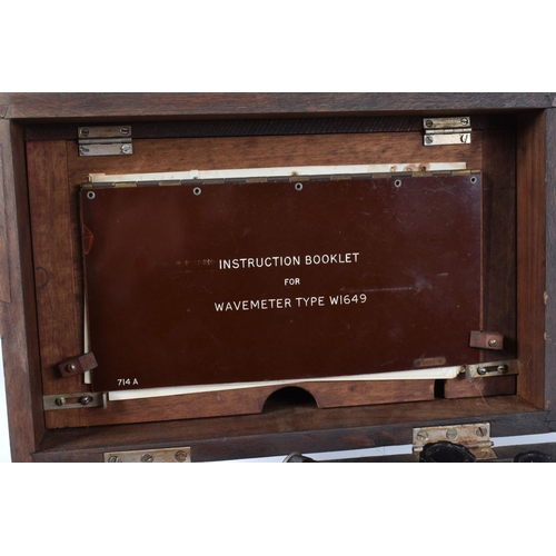 425 - A MILITARY W1649 WAVEMETER IN A WOODEN CASE, this comes in a fitted box with a hinged top and lock o... 