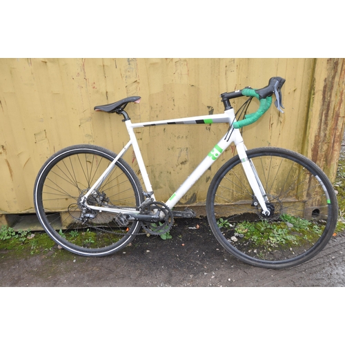 1006 - AN INNATE 13 GENT MODERN RACING BIKE with 16 speed Shimano Claris gears, 23in frame, front and rear ... 