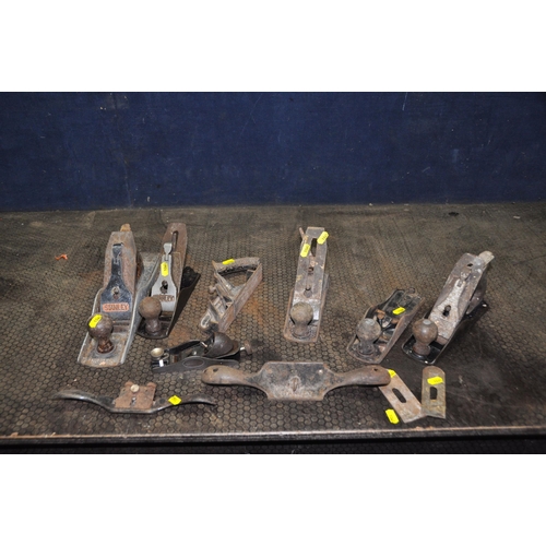 1060 - A COLLECTION OF WOOD PLANES including Stanley No5 1/2 (adaptations), a No 4 , two No 4 parts, a No80... 