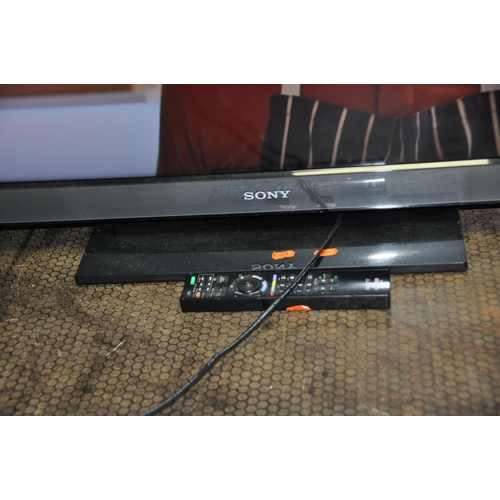 1089 - A SONY KDL-40EX403 40in TV with remote (PAT pass and working)