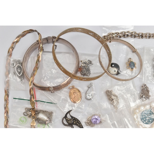 47 - ASSORTED WHITE METAL JEWELLERY, to include a silver hinged bangle, hallmarked Birmingham, a silver w... 