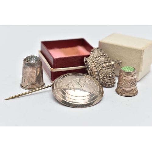 81 - ASSORTED ITEMS, to include a silver circular brooch, engraved 'V.B.S', stamped with Swiss control ma... 