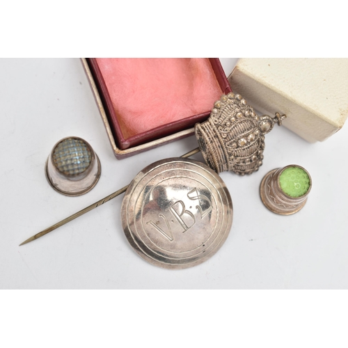 81 - ASSORTED ITEMS, to include a silver circular brooch, engraved 'V.B.S', stamped with Swiss control ma... 