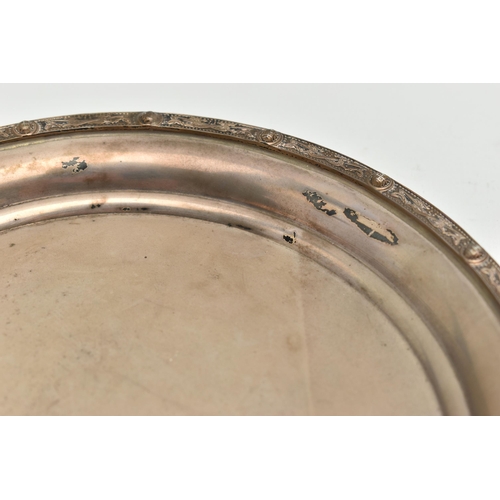 107 - AN ELIZABETH II SHALLOW DISH, circular form with zoomorphic Celtic design to the border, approximate... 