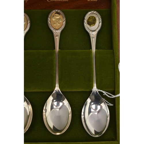 110 - A CASED SILVER SET OF 'THE ROYAL HORTICULTURAL SOCIETY FLOWER SPOONS', wooden box with plaque to the... 