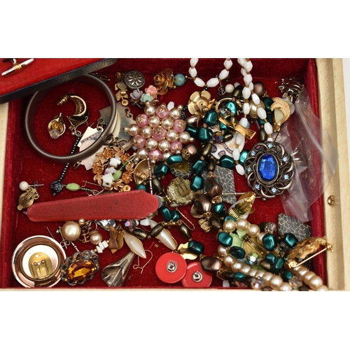 113 - A JEWELLERY BOX OF COSTUME JEWELLERY AND WATCHES, to include a small assortment of costume jewellery... 