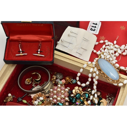 113 - A JEWELLERY BOX OF COSTUME JEWELLERY AND WATCHES, to include a small assortment of costume jewellery... 