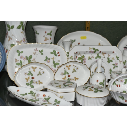 373 - A QUANTITY OF WEDGWOOD 'WILD STRAWBERRY' AND 'HATHAWAY ROSE' GIFT WARE, to include eighteen pieces o... 