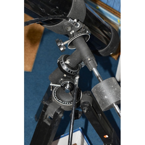 445 - A TASCO NEWTONIAN TELESCOPE, diameter 114mm f/9, with tripod and equatorial mount (1 + box) (Conditi... 