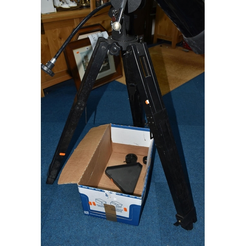 445 - A TASCO NEWTONIAN TELESCOPE, diameter 114mm f/9, with tripod and equatorial mount (1 + box) (Conditi... 