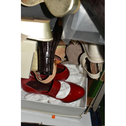 512 - TWO BOXES AND LOOSE LADIES' SHOES AND BOOTS, size 37/UK size 4.5/5, to include maker's names Fit Flo... 