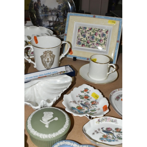 556 - A COLLECTION OF NAMED CERAMIC GIFTWARES ETC, to include Wedgwood trinket dishes and trays, Royal Wor... 