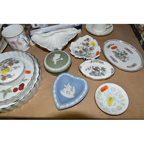 556 - A COLLECTION OF NAMED CERAMIC GIFTWARES ETC, to include Wedgwood trinket dishes and trays, Royal Wor... 