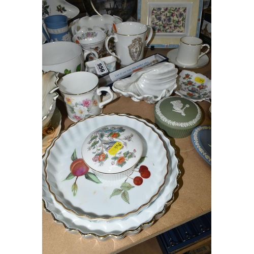 556 - A COLLECTION OF NAMED CERAMIC GIFTWARES ETC, to include Wedgwood trinket dishes and trays, Royal Wor... 