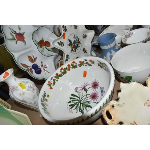 556 - A COLLECTION OF NAMED CERAMIC GIFTWARES ETC, to include Wedgwood trinket dishes and trays, Royal Wor... 