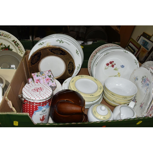 572 - SIX BOXES OF CERAMICS AND KITCHENWARE, to include a deep fat fryer, juicer, dinner ware, breakfast w... 