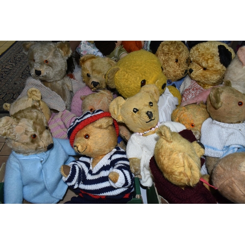 595 - A COLLECTION OF ASSORTED TEDDY BEARS, mainly mid 20th Century, assorted styles and sizes, majority w... 