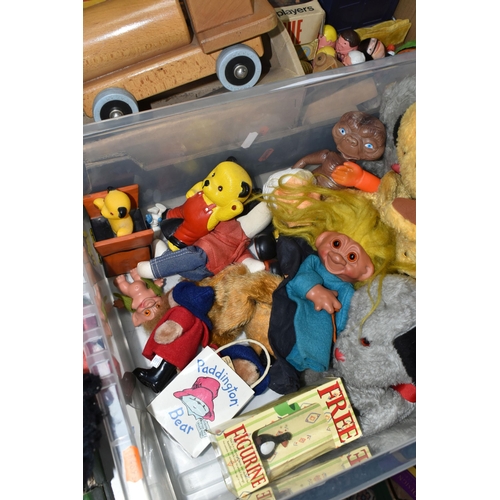 604 - A QUANTITY OF FILM AND TV RELATED TOYS AND SOFT TOYS, to include Sooty & Sweep, Rupert the Bear, E.T... 