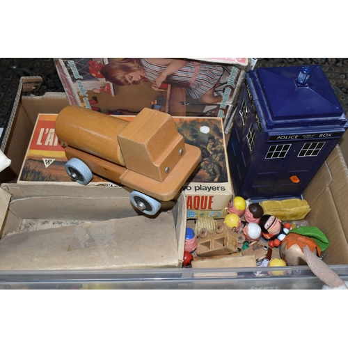 604 - A QUANTITY OF FILM AND TV RELATED TOYS AND SOFT TOYS, to include Sooty & Sweep, Rupert the Bear, E.T... 