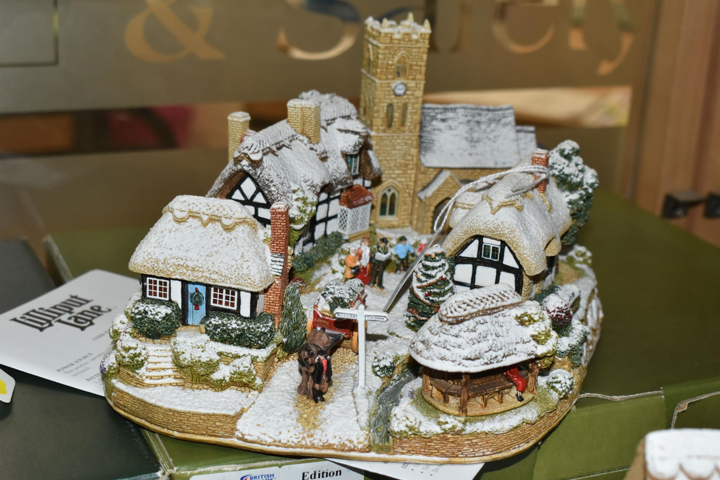 FOUR BOXED LILLIPUT LANE ILLUMINATED COTTAGES COLLECTION SNOW COTTAGES 