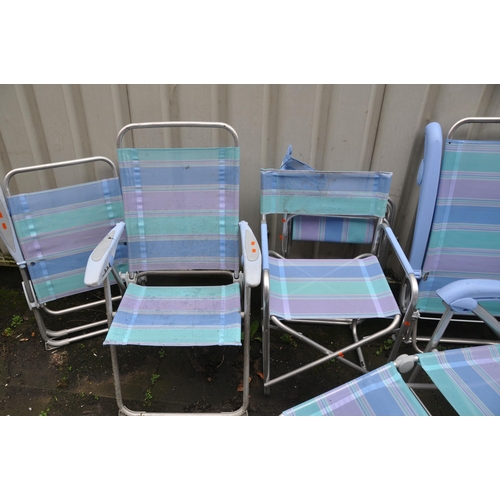 1026 - GARDEN FURNITURE AND TOOLS including a pair of folding loungers, a pair of matching directors chairs... 