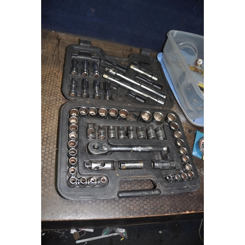 1060 - A SELECTION OF MOTORCYCLE AND AUTOMOTIVE TOOLS AND ACCESSORIES including a four bank carburettor syn... 