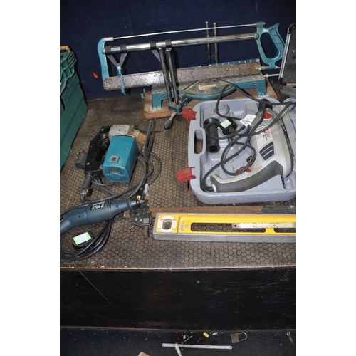 1074 - TWO TRAYS CONTAINING POWER AND HAND TOOLS including 110volt Makita jigsaw and a Duplex knibbler (unt... 