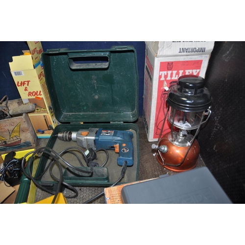 1086 - A COLLECTION OF POWER AND HAND TOOLS including a brand new in box Parkside bench grinder, a brand ne... 