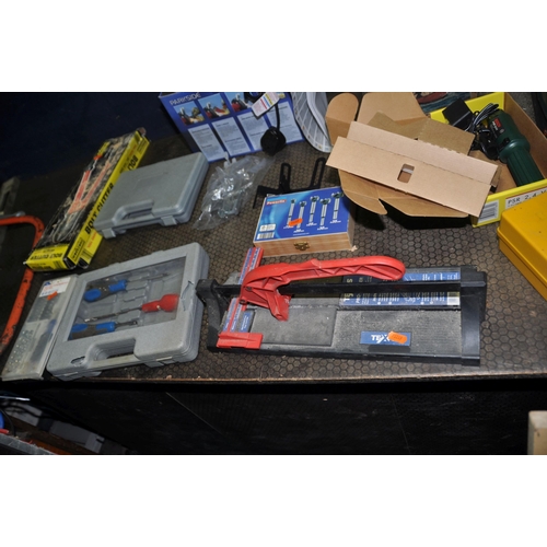 1086 - A COLLECTION OF POWER AND HAND TOOLS including a brand new in box Parkside bench grinder, a brand ne... 