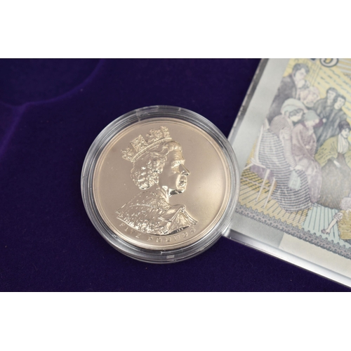 33 - HER MAJESTY'S GOLDEN JUBILEE CROWN AND BANKNOTE CASED COLLECTION, to include Five, Ten and Twenty Po... 