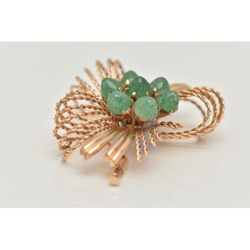 45 - AN AVENTURINE QUARTZ BOW BROOCH, the centre claw set with seven cabochon aventurine quartz gems, to ... 