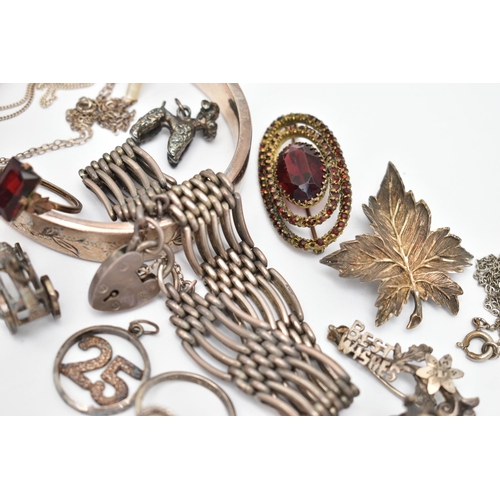 137 - AN ASSORTMENT OF SILVER AND WHITE METAL JEWELLERY, to include a silver gate bracelet, fitted with a ... 