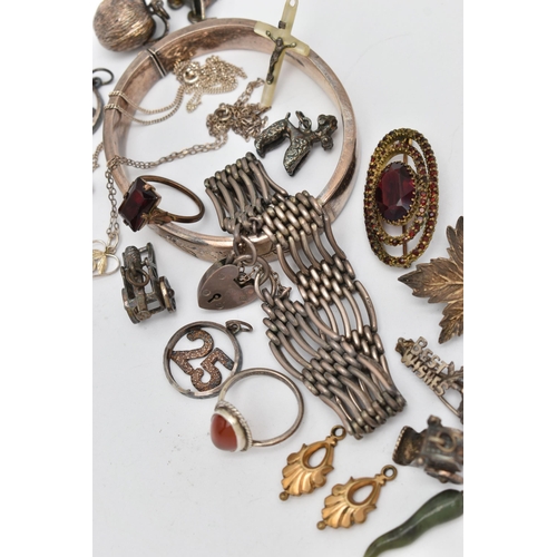 137 - AN ASSORTMENT OF SILVER AND WHITE METAL JEWELLERY, to include a silver gate bracelet, fitted with a ... 