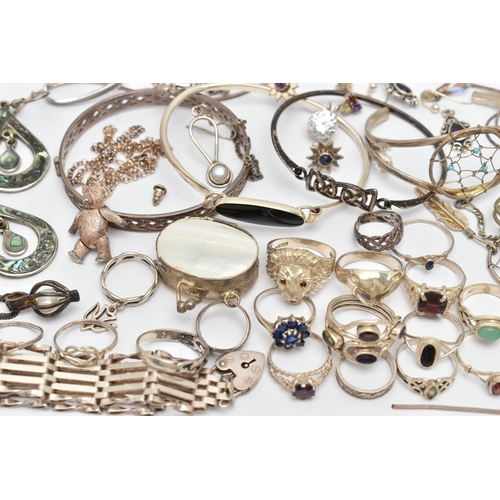 139 - A BAG OF ASSORTED SILVER AND WHITE METAL JEWELLERY, to include a silver open work Celtic pattern hin... 