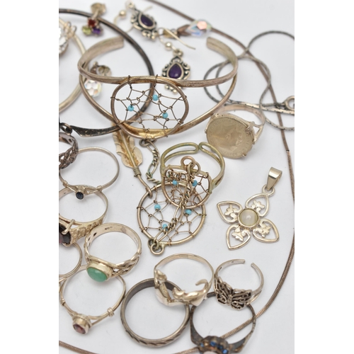 139 - A BAG OF ASSORTED SILVER AND WHITE METAL JEWELLERY, to include a silver open work Celtic pattern hin... 