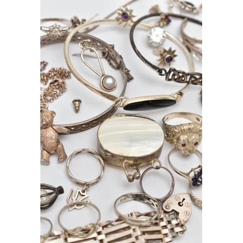 139 - A BAG OF ASSORTED SILVER AND WHITE METAL JEWELLERY, to include a silver open work Celtic pattern hin... 