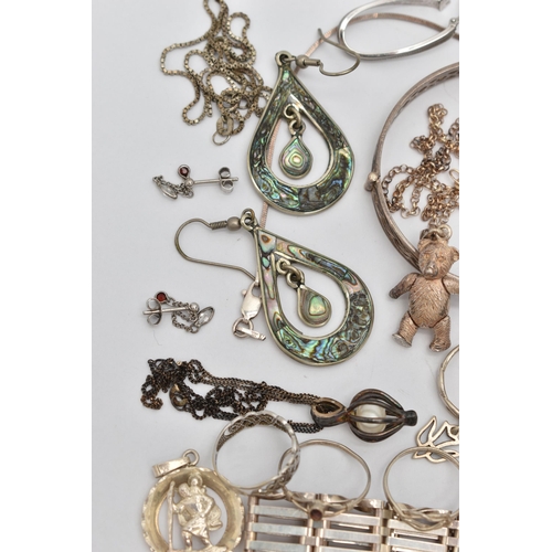 139 - A BAG OF ASSORTED SILVER AND WHITE METAL JEWELLERY, to include a silver open work Celtic pattern hin... 