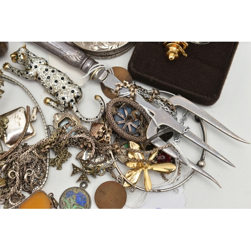 153 - A SELECTION OF SILVER AND WHITE METAL JEWELLERY, to include a circular compact mirror with engraved ... 