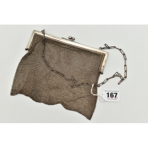 167 - A WHITE METAL CHAIN MAIL PURSE, fitted with a kissing clasp, stamp mark to the interior is unclear, ... 