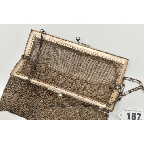 167 - A WHITE METAL CHAIN MAIL PURSE, fitted with a kissing clasp, stamp mark to the interior is unclear, ... 