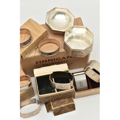 186 - SEVEN SILVER NAPKIN RINGS AND AN INDIAN TRINKET BOX, to include a set of four engine turned napkin r... 