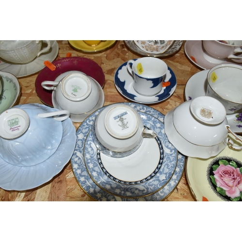 331 - A QUANTITY OF NAMED TEAWARE, comprising a Shelley 'Crochet' pattern trio, an Elizabethan 'Versailles... 