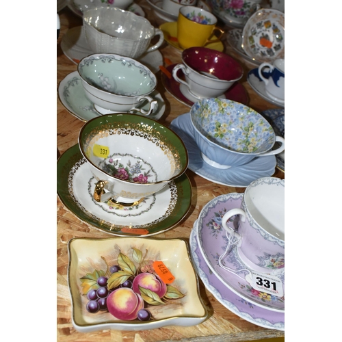 331 - A QUANTITY OF NAMED TEAWARE, comprising a Shelley 'Crochet' pattern trio, an Elizabethan 'Versailles... 