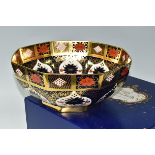 366 - A BOXED ROYAL CROWN DERBY 'IMARI' 1128 PATTERN SOLID GOLD BAND OCTAGONAL FRUIT BOWL, diameter 28cm, ... 