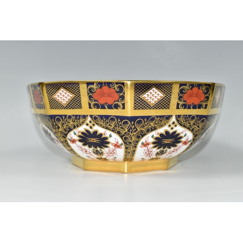 366 - A BOXED ROYAL CROWN DERBY 'IMARI' 1128 PATTERN SOLID GOLD BAND OCTAGONAL FRUIT BOWL, diameter 28cm, ... 