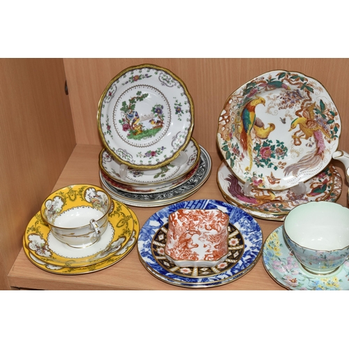 390 - A GROUP OF SHELLEY, ROYAL ALBERT, ROYAL CROWN DERBY AND OTHER TEAWARE, including Royal Albert Old En... 