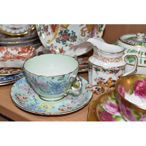 390 - A GROUP OF SHELLEY, ROYAL ALBERT, ROYAL CROWN DERBY AND OTHER TEAWARE, including Royal Albert Old En... 